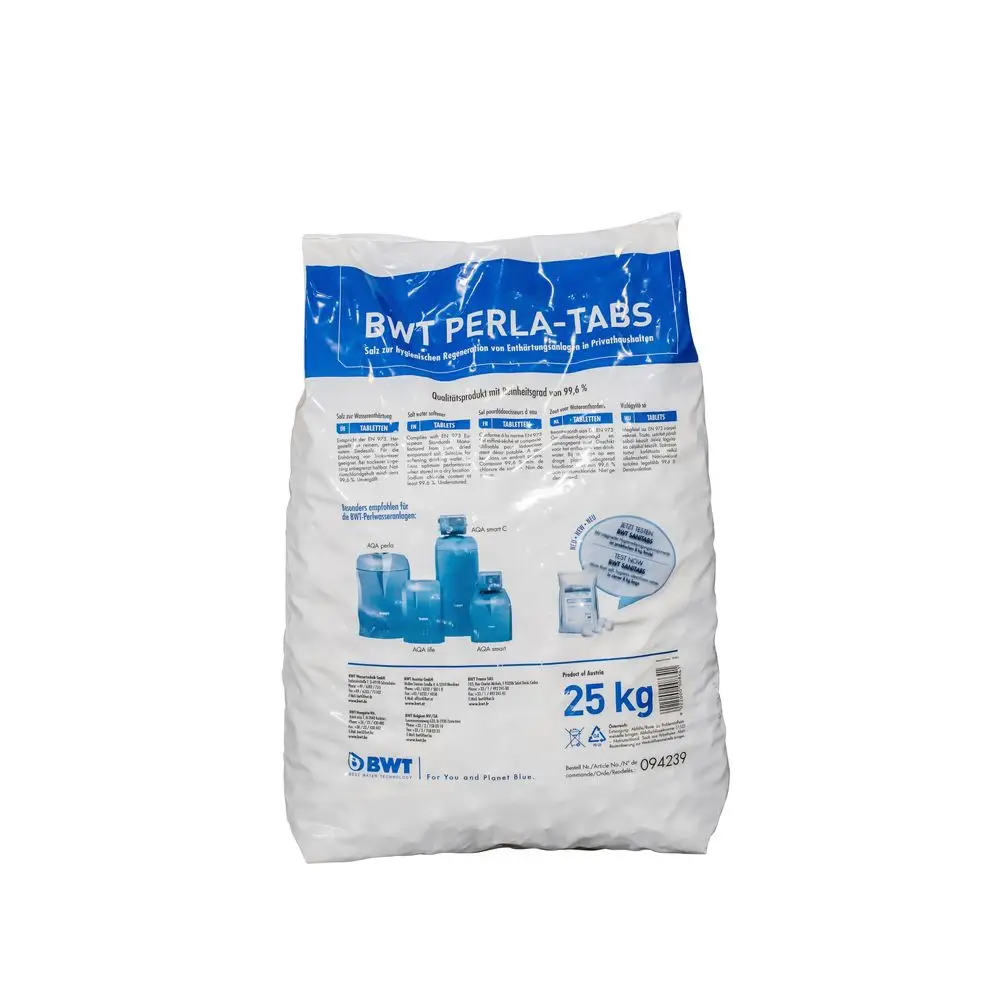 BWT Produktverpackung für Regeneriersalz, 25 kg, mit Informationen zu Anwendung und Inhaltsstoffen auf der Rückseite. Weiße Plastiktüte mit blauem Aufdruck.